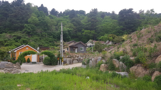 연인산 전원마을 전경. <김민주 기자>
